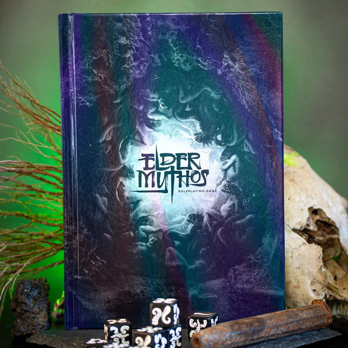 Elder Mythos Corebook — cosmic horror TTRPG rulebook, product photo 2 — foto del manuale base, edizione italiana