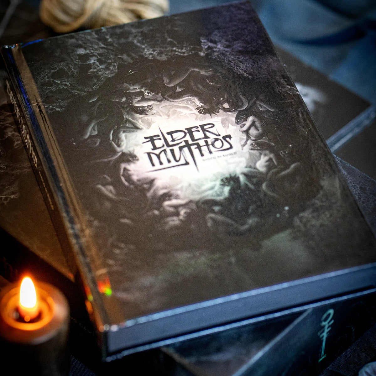 Elder Mythos core book cover — copertina del manuale base, orrore cosmico lovecraftiano